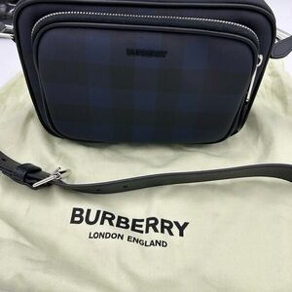 Men's Burberry, check messenger bag in navy blue. Adjustable shoulder strap. - Picture 3 of 16